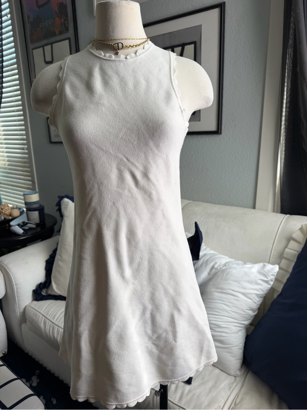 Sleevless white dress with Scallop trim